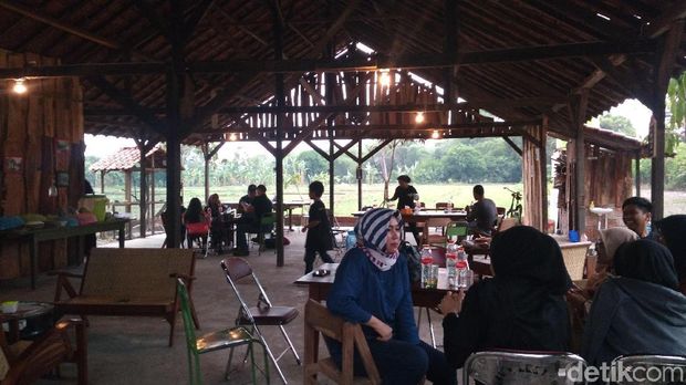 warung kopi manis bersuasana pedesaan di cirebon