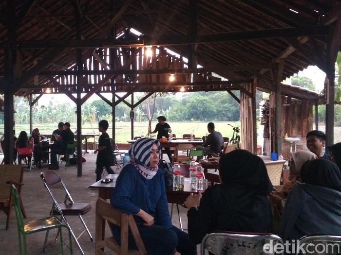 warung kopi manis bersuasana pedesaan di cirebon
