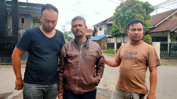 Debby Maulana (kaus hitam) saat pra rekonstruksi