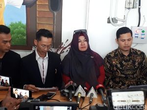 Alasan Suami Medina Zein Tak Kunjung Mendampingi