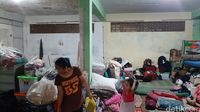 Banjir Sudah Surut, Warga Pengadegan Masih Bertahan di Pengungsian