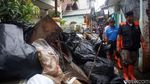Anies Bersih-bersih Sampah Sisa Banjir Bareng Warga Jaktim