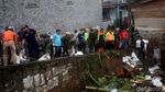 Warga dan Petugas Gabungan Gotong Royong Bersihkan Sisa Banjir