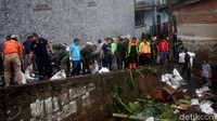 Selain diikuti oleh para petugas gabungan, Gubernur DKI Jakarta Anies Baswedan juga turut serta membantu warga membersihkan sampah sisa banjir di kawasan tersebut.