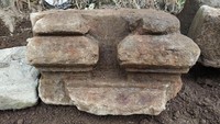 Dhimas mengatakan candi di kawasan Dieng memiliki ciri menggunakan batu andesit yang ringan. Diduga banyaknya candi yang rusak karena bahan ini memiliki karakteristik yang ringan dan mudah dipindahkan. Selain itu, faktor alam juga mendukung kerusakan candi. Kawasan Dieng tercatat beberapa kali mengalami aktivitas vulkanik, seperti gempa.