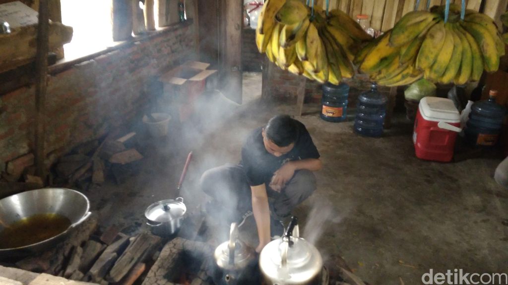 warung kopi manis bersuasana pedesaan di cirebon