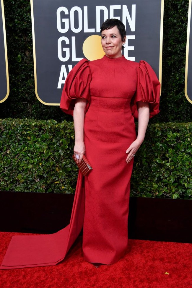 Lengan terlalu bervolume, gaun ini menenggelamkan Olivia Colman di karpet merah Golden Globes 2020. (Foto: Frazer Harrison/Getty Images)