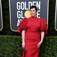 Lengan terlalu bervolume, gaun ini menenggelamkan Olivia Colman di karpet merah Golden Globes 2020. (Foto: Frazer Harrison/Getty Images)