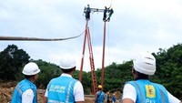 Selain merusak infrastruktur kelistrikan, banjir bandang ini juga merusak jembatan sehingga memutus akses jalan. Salah satunya jembatan yang menghubungkan kecamatan Sajira dengan kecamatan Cimarga. Hal ini membuat PLN kesulitan untuk memperbaiki jaringan listrik. Istimewa/Dok. PLN.