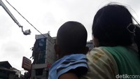 Warga menyaksikan proses evakuasi.