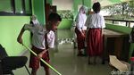 Hari Pertama Sekolah, Siswa SD di Kapuk Muara Bersihkan Kelas