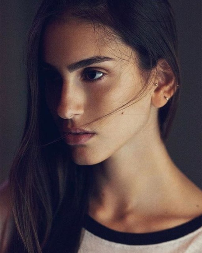 Inilah Huda Naccache yang tampil berbikini di sampul majalah berbahasa Arab, Lilac pada 2011. Karier Huda kini sudah melesat. Mengawali kariernya sebagai finalis kontes kecantikan asal Israel, dia kini sudah menjadi model catwalk berbagai brand. Foto: dok. Instagram