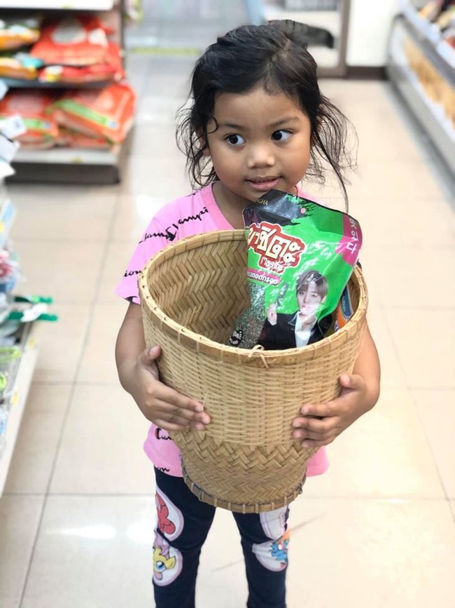 2020 menjadi tahun di mana Thailand menggalakkan larangan belanja tanpa plastik. Sejumlah toko-toko besar di Thailand sudah tak lagi memberikan kantung yang memaksa para pembelanja membawanya sendiri. Foto: Facebook @rovmaira