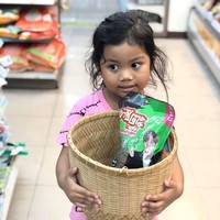 2020 menjadi tahun di mana Thailand menggalakkan larangan belanja tanpa plastik. Sejumlah toko-toko besar di Thailand sudah tak lagi memberikan kantung yang memaksa para pembelanja membawanya sendiri. Foto: Facebook @rovmaira