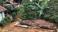 Selain rumah, sejumlah fasilitas umum juga habis tersapu banjir dan tanah longsor. Rincian rumah yang mengalami kerusakan berat yaitu, 1261 unit. Foto: dok. Kades Cileuksa