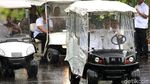 Ekspresi Semringah Jokowi Naik Mobil Golf saat Hujan Deras