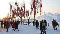 Tak hanya menarik untuk dikunjungi di malam hari, Festival Es Harbin ini juga tak kalah memukau dikunjungi di siang hari lho. Getty Images/Lintao Zhang.