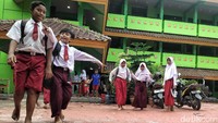 Banjir yang sebelumnya merendam kawasan Jabodetabek di awal tahun 2020 membuat bangunan sekolah SDN 01 Kapuk Muara di Jakarta Utara turut terendam banjir. Usai banjir surut, para siswa dan guru pun bersama-sama membersihkan sekolah itu di hari pertama masuk sekolah.