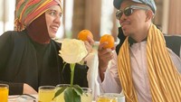 Meski sudah menikah lebih dari 27 tahun lamanya, dan memiliki 11 anak. Tapi Halilintar Anofial Asmid dan Lenggogeni Faruk tetap romantis. Foto: Instagram @genhalilintar