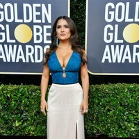  Salma Hayek memiliki perawakan yang seksi. Hanya saja, gaun dual tone yang datang dengan perpaduan warna aneh ini mengganggu penampilannya. (Foto: Frazer Harrison/Getty Images)