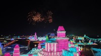 Kembang api juga semakin memeriahkan pembukaan festival es yang disebut sebagai yang terbesar di dunia tersebut. Getty Images/Lintao Zhang.