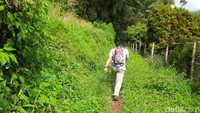 Curug Cigoong berlokasi di Kampung Tabrig, Desa Gekbrong, Kecamatan Gekbrong, Cianjur. Untuk menuju ke sini, traveler harus melewati jalan setapak kampung selama 30 menit. (Ismet Selamet/detikcom)