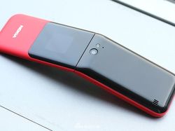 Penampakan Ponsel Lipat Nokia 2720 Berkelir Merah