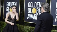 Rooney Mara pun terkejut saat menyadari ada sosok Joaquin Phoenix di sebelahnya. Frazer Harrison/Getty Images