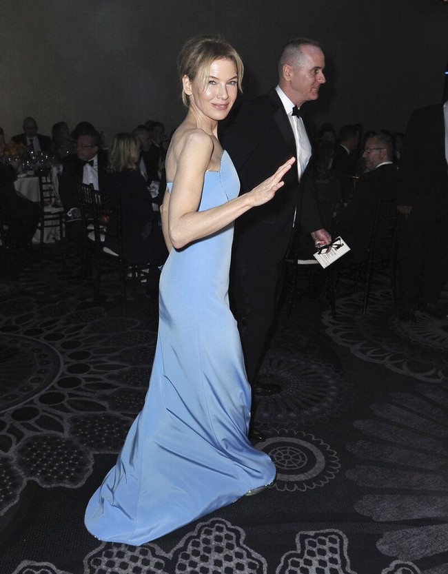 Ia lalu menyempurnakan gayanya dengan heels berwarna senada serta gelang emas berhiaskan berlian dari David Webb sebagai fashion statement tersendiri.  (Foto: Richard Shotwell/Invision/AP)