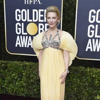 Cate Blanchett menjatuhkan pilihan pada gaun kuning Mary Katrantzou. Bralet yang berhiaskan embellishment menjadi fashion statement tersendiri. (Foto: Jordan Strauss/Invision/AP)
