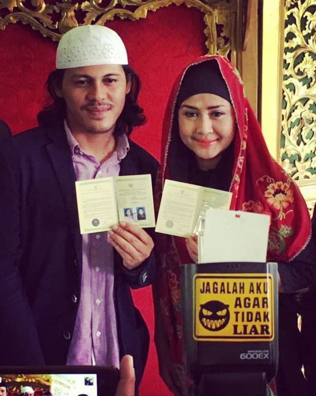 Penolakan tersebut didasari karena Ria tidak ingin Mayky bersedih ketika ia tutup usia. Keduanya menikah pada 23 Desember 2016 di KUA Cilandak.  Foto: dok. Instagram