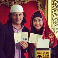 Penolakan tersebut didasari karena Ria tidak ingin Mayky bersedih ketika ia tutup usia. Keduanya menikah pada 23 Desember 2016 di KUA Cilandak.  Foto: dok. Instagram