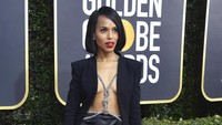 Kerry Washinton tampil berani dengan mengenakan blazer dan rok hitam tanpa bra. Frazer Harrison/Getty Images