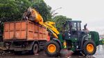 Alat Berat Angkut Sampah Sisa Banjir di Jakarta