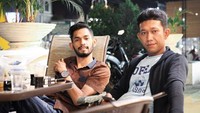 Tak hanya es kopi susu saja, tetapi anak angkat Cristiano Ronaldo juga menyukai kopi hitam. Seperti pada momennya yang satu ini. Bersama dengan temannya ia ditemani dengan segelas kopi hitam yang hampir habis. Foto: Instagram @martunis_sarbini