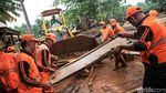 Warga Bintaro Masih Bersihkan Lumpur Sisa Banjir