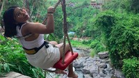 Membagikan foto Felicia, putrinya saat di River Valey Gianyer Bali. (hotmanparisofficial/Instagram)