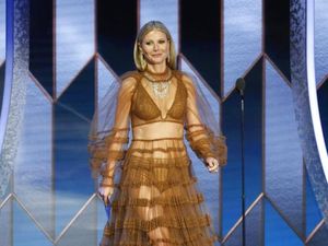Foto: Deretan Artis Berbusana Terburuk di Golden Globes 2020