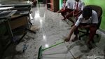 Hari Pertama Sekolah, Siswa SD di Kapuk Muara Bersihkan Kelas