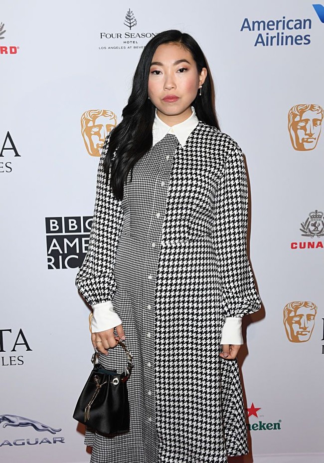 Awkwafina mengawali kariernya di dunia hiburan dengan menjadi rapper. Dia mulai ngerap sejak usia 13 tahun. Pada 16 tahun, dia menggunakan nama panggung Awkwafina. Kenapa nama itu? Aku memang mencari nama yang cantik tapi konyol. Aku pikir itu nama yang lucu dan itu cocok karena mengandung keanehan, karena aku aneh, katanya dalam wawancara dengan Jimmy Kimmel. Foto: Getty Images