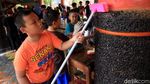 Semangat Siswa SD di Bintaro Kerja Bakti di Sekolah Pascabanjir