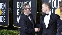 Selanjutnya bintang Joker itu juga mengganggu Taron Eagerton dan Emily Thomas saat berpose. Frazer Harrison/Getty Images