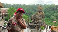 Hotman juga bisa berfoto dengan gaya imut. Dalam captionnya dia menyebutnya berada di The Kayon, sebuah hotel mewah di Tegallalang, Bali. (hotmanparisofficial/Instagram)