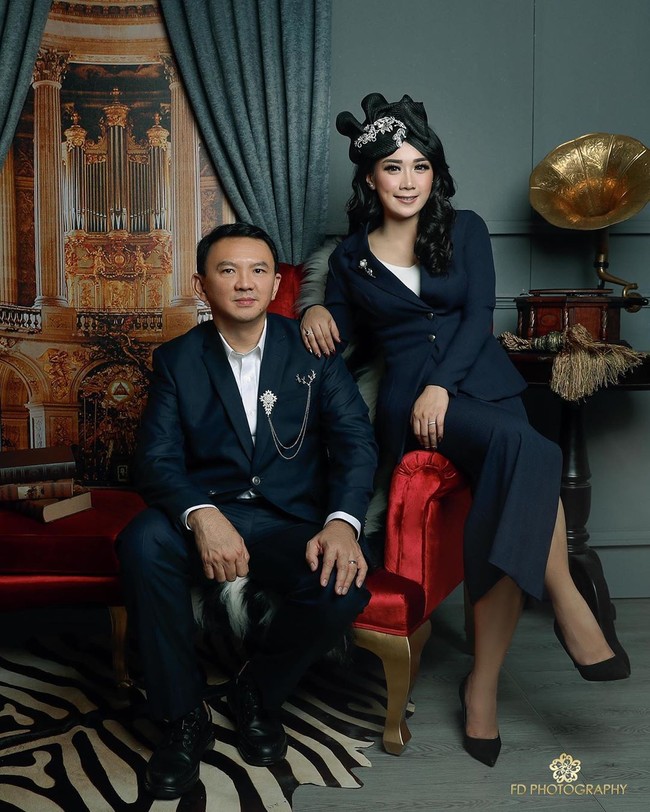 Tak hanya mengenakan busana adat Jawa, Ahok dan Puput pun melangsungkan foto pernikahan dalam balutan busana modern. Ahok tampil formal dan berkharisma dalam setelan jas bernuansa Navy. Foto: Instagram @fdphotography90