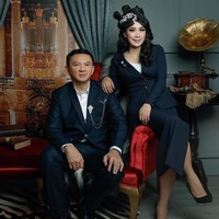 Tak hanya mengenakan busana adat Jawa, Ahok dan Puput pun melangsungkan foto pernikahan dalam balutan busana modern. Ahok tampil formal dan berkharisma dalam setelan jas bernuansa Navy. Foto: Instagram @fdphotography90