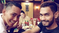 Ketika mengunjungi Jakarta, pria Aceh yang sebentar lagi akan menikah juga pernah makan di restoran steak bersama dengan teman-temannya. Momennya juga dibagikan lewat instagram pribadinya. Foto: Instagram @martunis_sarbini