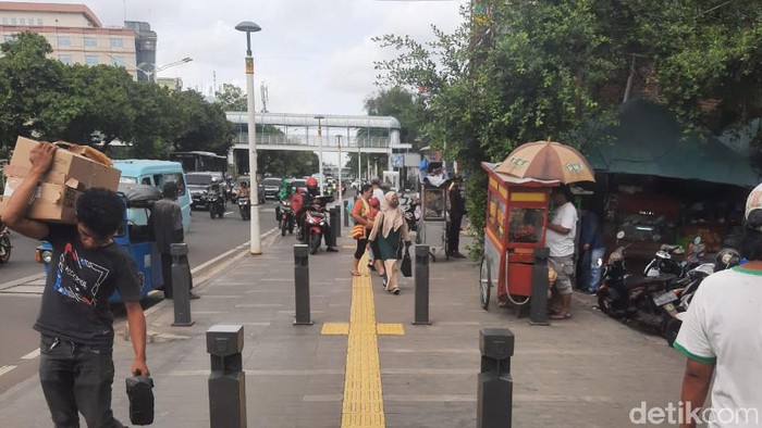 Trotoar di Jalan Salemba Raya Jakarta Pusat diserobot PKL