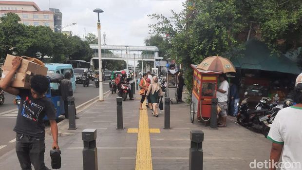 Trotoar di Jalan Salemba Raya Jakarta Pusat diserobot PKL