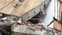 Tampak beton menimpa minimarket yang berada di salah satu ruko tersebut.