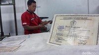 Warga juga dapat menunggu dokumen tersebut hingga selesai pengerjaan.